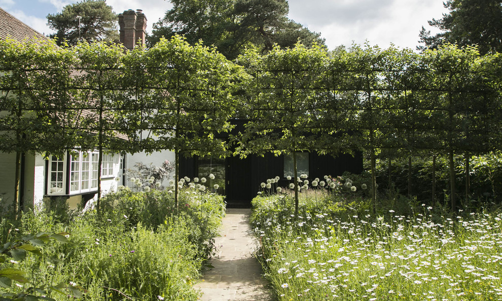 Ispirazione per un giardino country esposto a mezz'ombra dietro casa con pavimentazioni in pietra naturale
