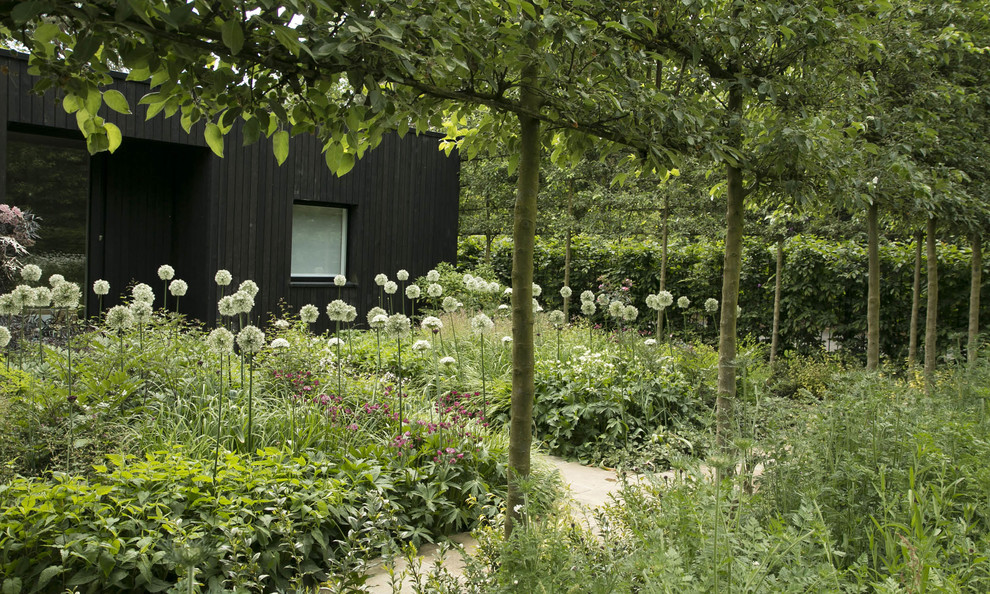 Esempio di un giardino country esposto a mezz'ombra dietro casa con pavimentazioni in pietra naturale