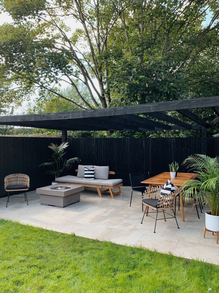 Idee per un giardino contemporaneo esposto a mezz'ombra di medie dimensioni e dietro casa con un focolare e pavimentazioni in pietra naturale