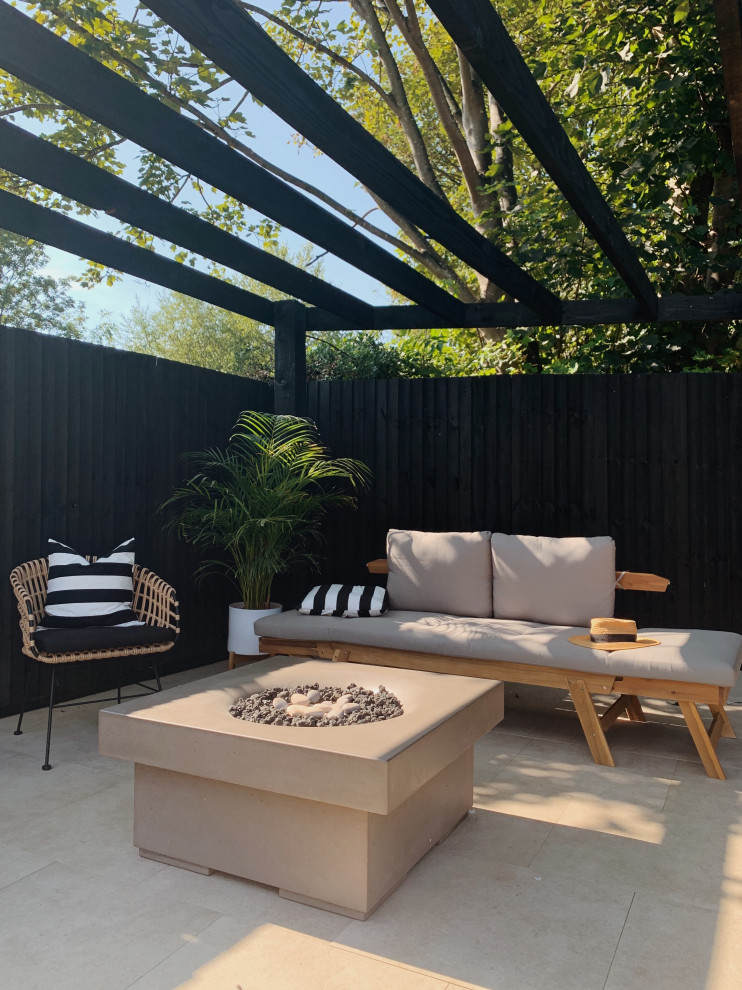 Ispirazione per un giardino contemporaneo esposto a mezz'ombra di medie dimensioni e dietro casa con un focolare e pavimentazioni in pietra naturale
