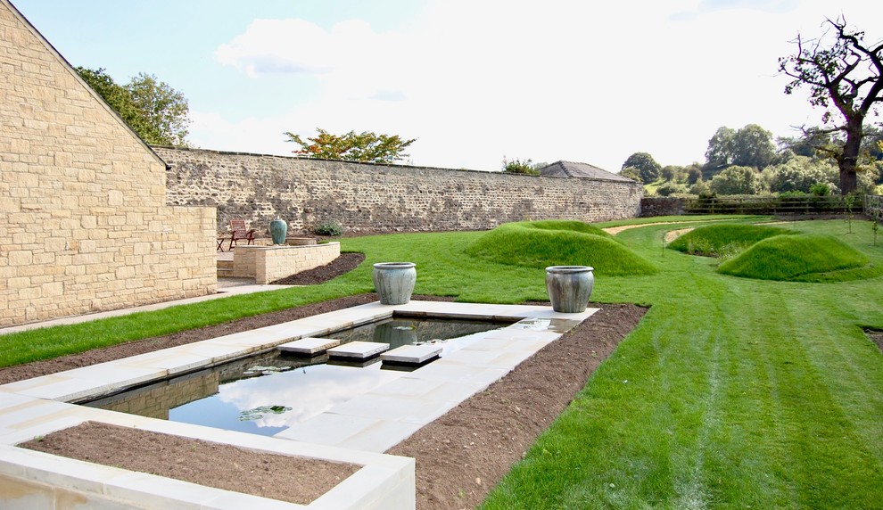 Idées déco pour un jardin à la française arrière campagne de taille moyenne avec une exposition ensoleillée et des pavés en pierre naturelle.