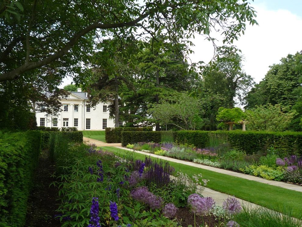 ロンドンにあるトラディショナルスタイルのおしゃれな庭 (庭への小道、天然石敷き) の写真