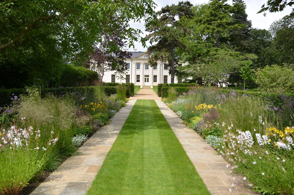 Klassischer Garten mit Natursteinplatten in London
