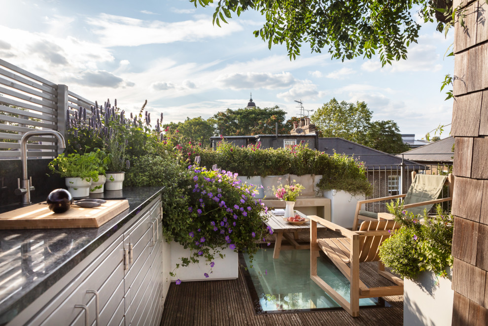 ロンドンにある高級な地中海スタイルのおしゃれな庭の写真