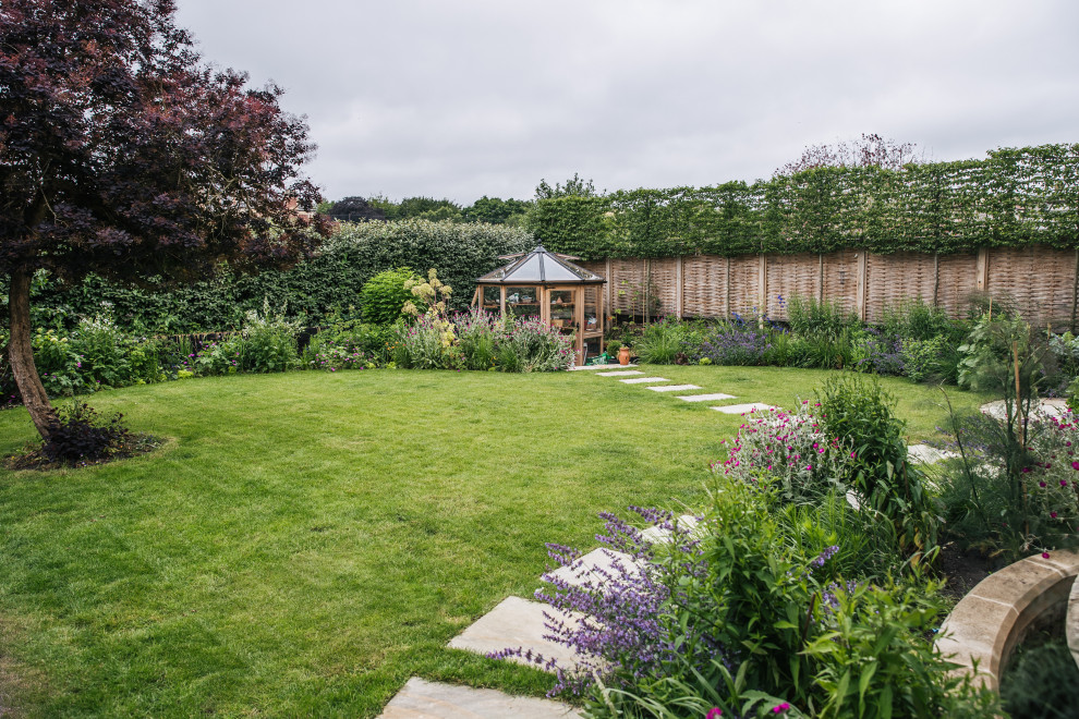 Geometrischer, Kleiner Klassischer Garten im Sommer mit direkter Sonneneinstrahlung und Natursteinplatten in Sonstige