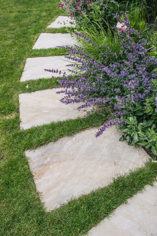 Esempio di un piccolo giardino chic esposto in pieno sole davanti casa in estate con pavimentazioni in pietra naturale