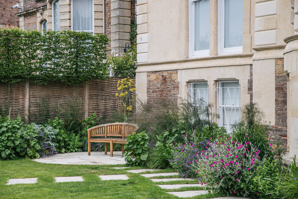 Foto di un piccolo giardino classico esposto in pieno sole davanti casa in estate con pavimentazioni in pietra naturale