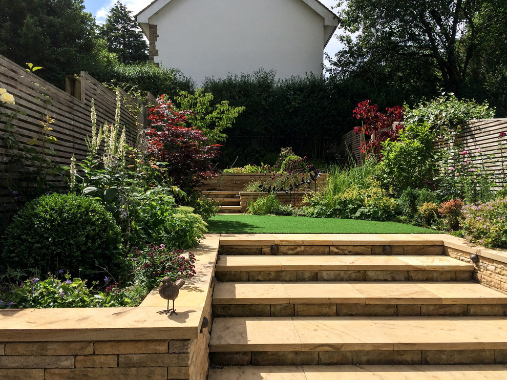 Aménagement d'un petit jardin contemporain avec une exposition ensoleillée, une pente, une colline ou un talus et des pavés en pierre naturelle.