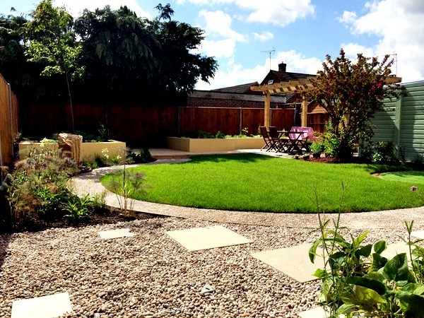 Immagine di un giardino stile rurale esposto a mezz'ombra di medie dimensioni e dietro casa con pedane