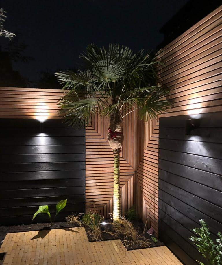 Idee per un piccolo privacy in giardino design esposto a mezz'ombra dietro casa in estate con pavimentazioni in pietra naturale