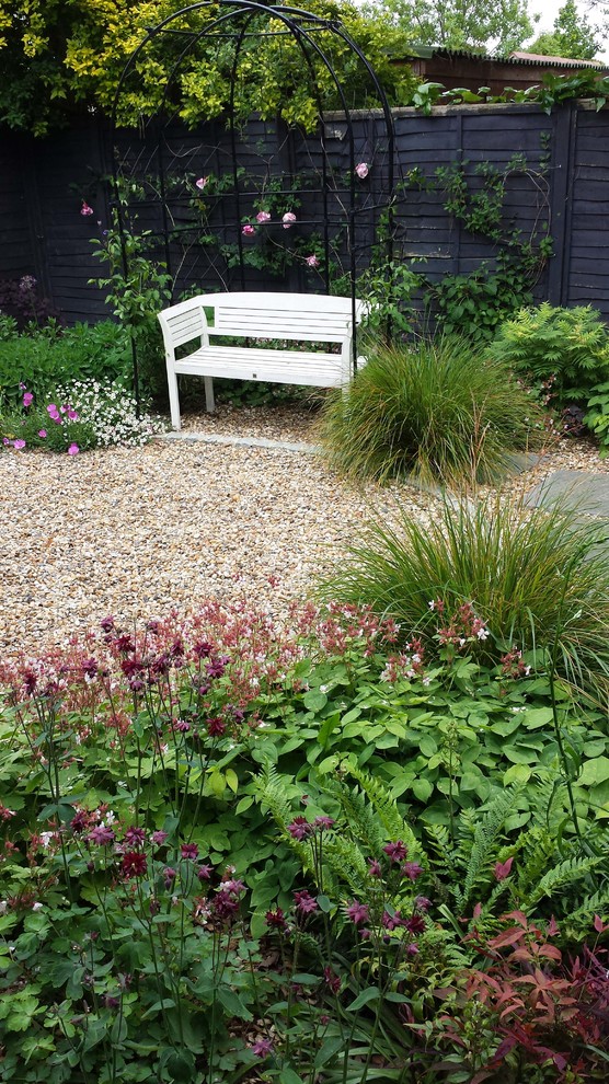 Photo of a small traditional partial sun courtyard gravel landscaping in London for summer.