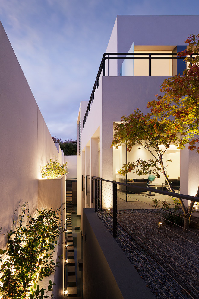 Foto di un grande giardino minimal nel cortile laterale con pavimentazioni in pietra naturale
