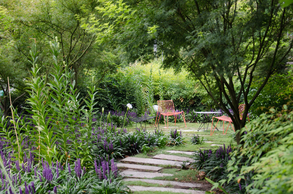 На фото: участок и сад в современном стиле с