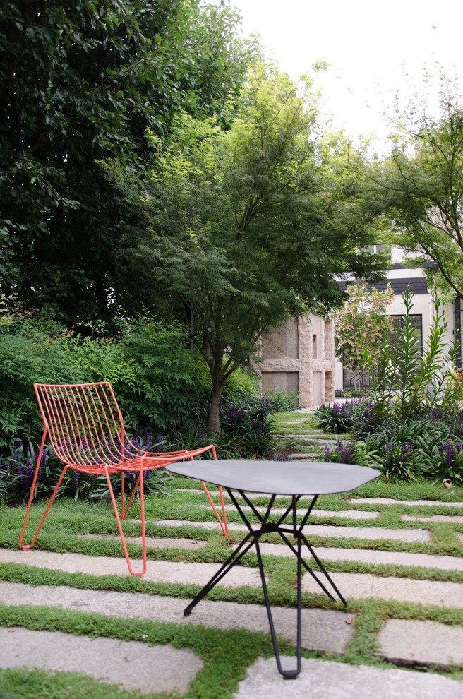 Идея дизайна: осенний участок и сад среднего размера в современном стиле с садовой дорожкой или калиткой