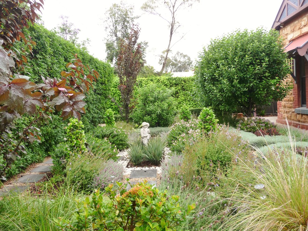 Foto di un giardino mediterraneo davanti casa