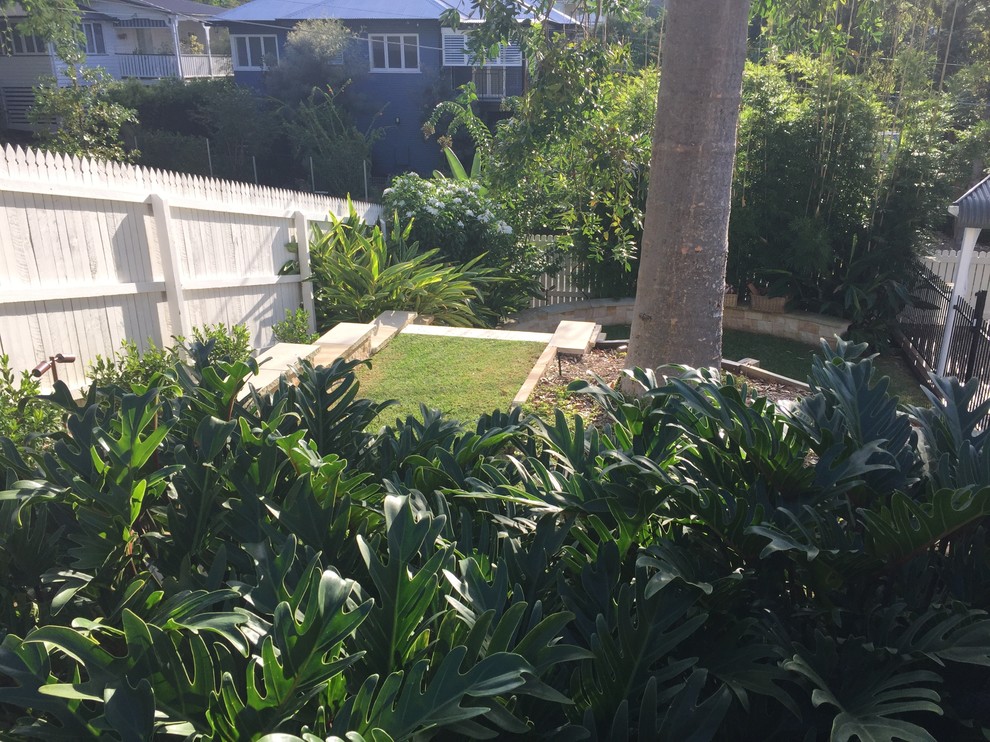 Geometrischer, Mittelgroßer, Halbschattiger Garten neben dem Haus mit Natursteinplatten in Brisbane