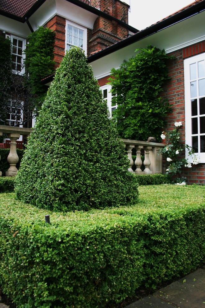 Inspiration for a traditional landscaping in London.