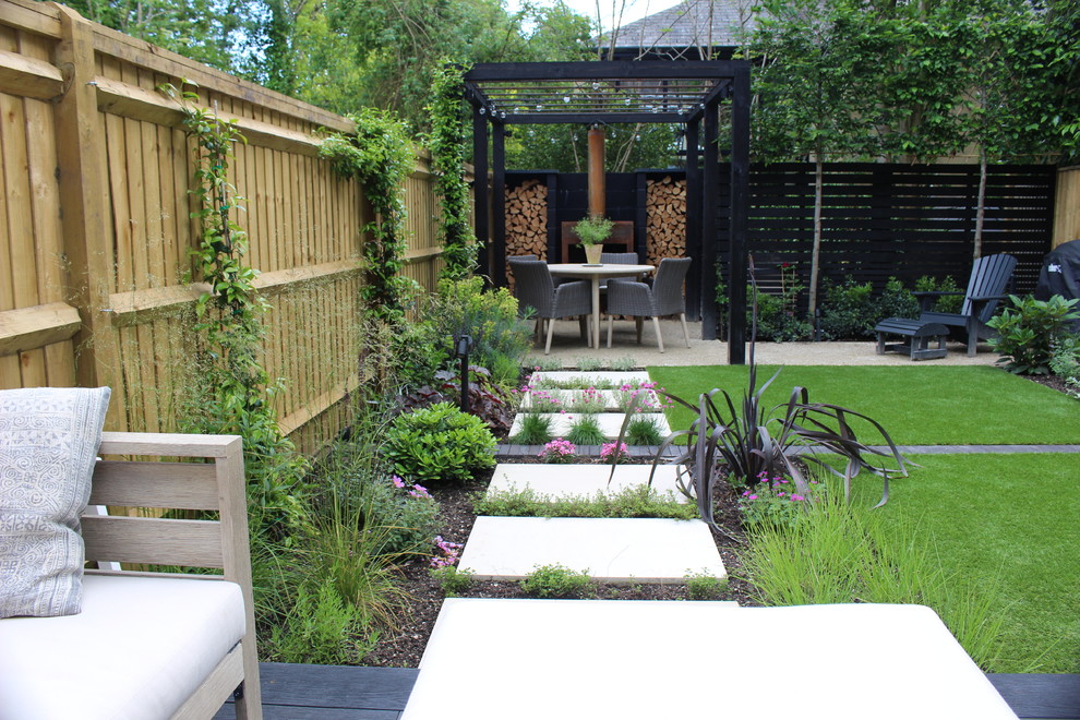 На фото: маленький летний регулярный сад на заднем дворе в современном стиле с полуденной тенью и настилом для на участке и в саду с