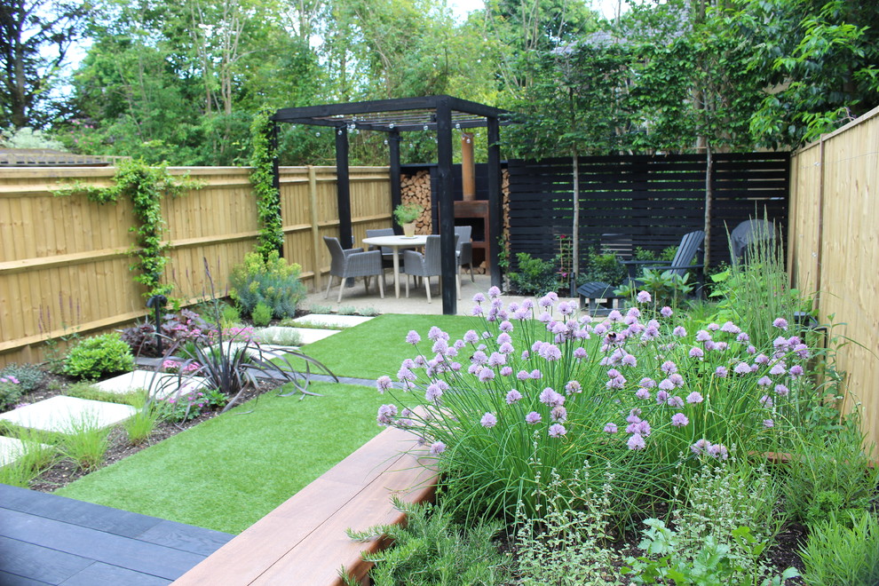 Idées déco pour un petit jardin à la française arrière contemporain l'été avec une exposition partiellement ombragée et une terrasse en bois.