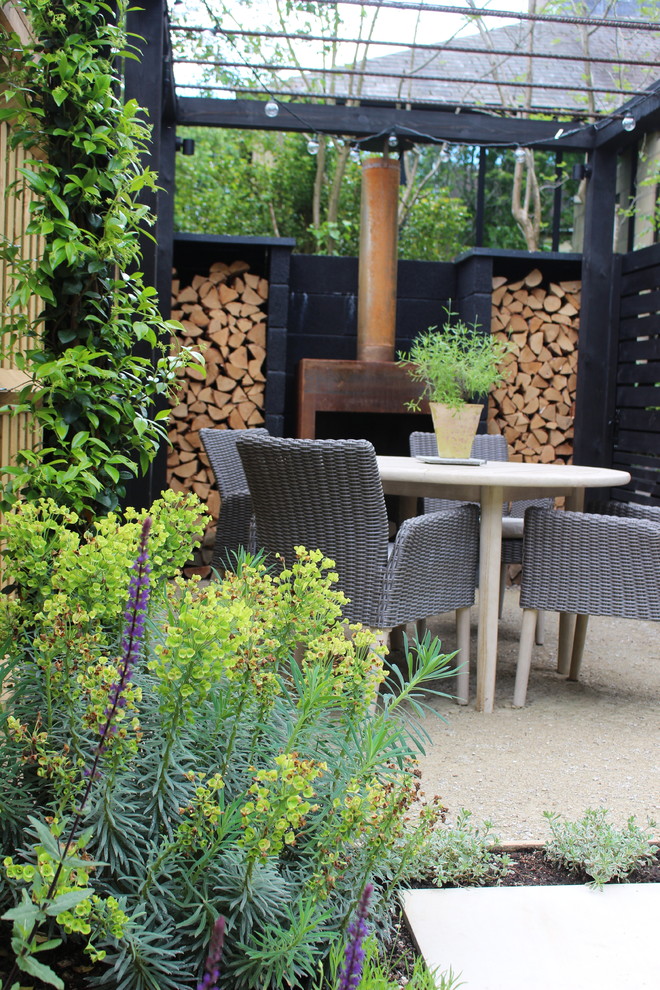Aménagement d'un petit jardin à la française arrière contemporain l'été avec une exposition partiellement ombragée et une terrasse en bois.
