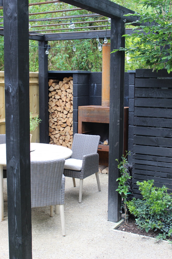 Immagine di un piccolo giardino formale minimal esposto a mezz'ombra dietro casa in estate con pedane