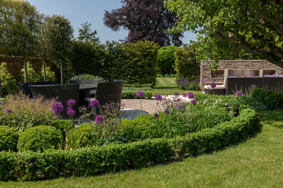 Foto de jardín clásico de tamaño medio en patio trasero con jardín francés