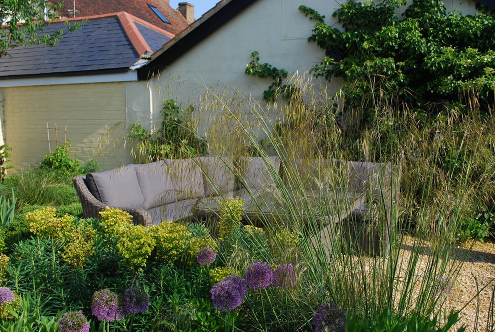 Источник вдохновения для домашнего уюта: регулярный сад среднего размера на заднем дворе в классическом стиле