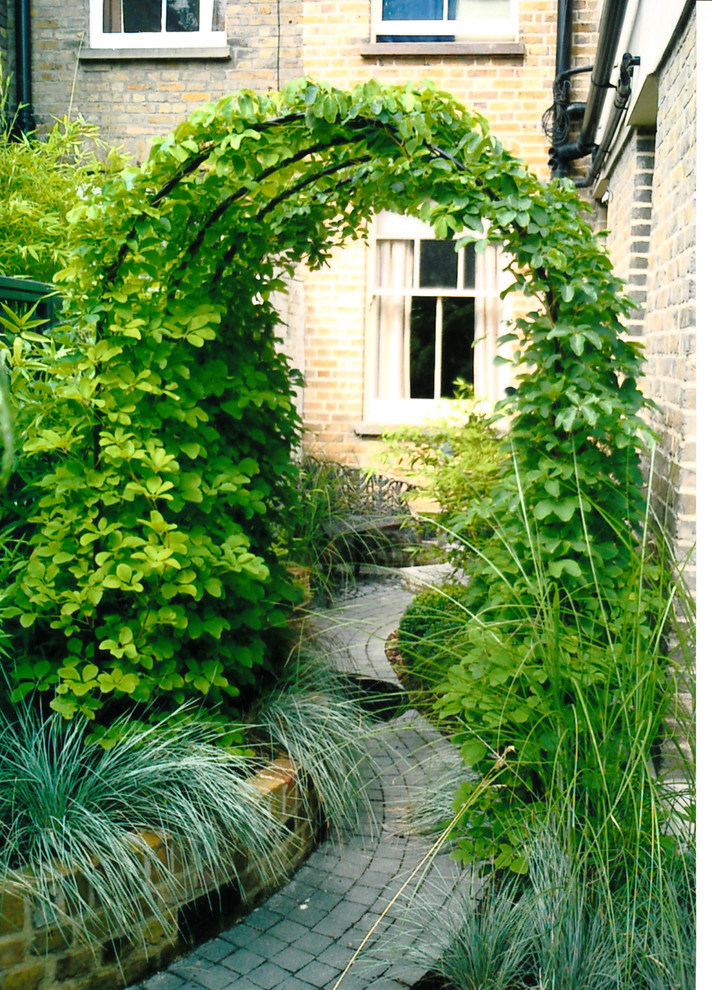 Foto di un piccolo giardino formale tradizionale sul tetto con un ingresso o sentiero e pavimentazioni in mattoni