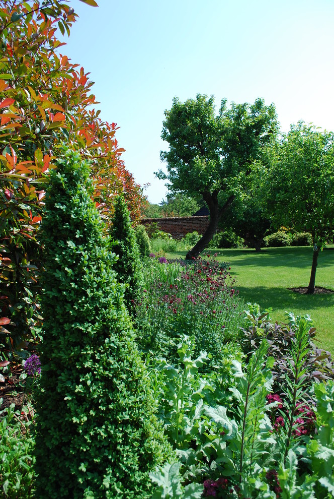 Geometrischer, Mittelgroßer Klassischer Garten hinter dem Haus in Hertfordshire
