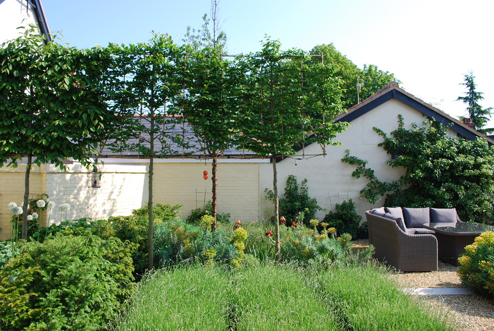 Foto di un giardino formale chic di medie dimensioni e dietro casa