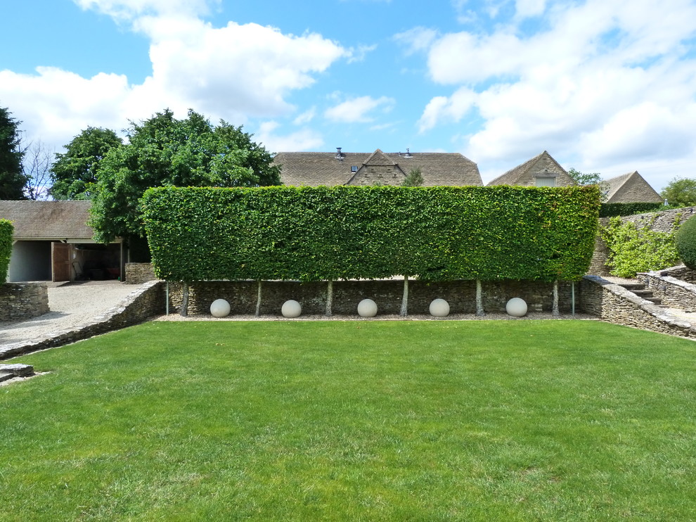 Halbschattiger Klassischer Garten hinter dem Haus mit Natursteinplatten in Oxfordshire