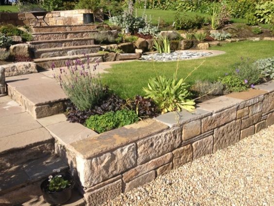 Idee per un giardino chic esposto in pieno sole di medie dimensioni e dietro casa con fontane e pavimentazioni in pietra naturale