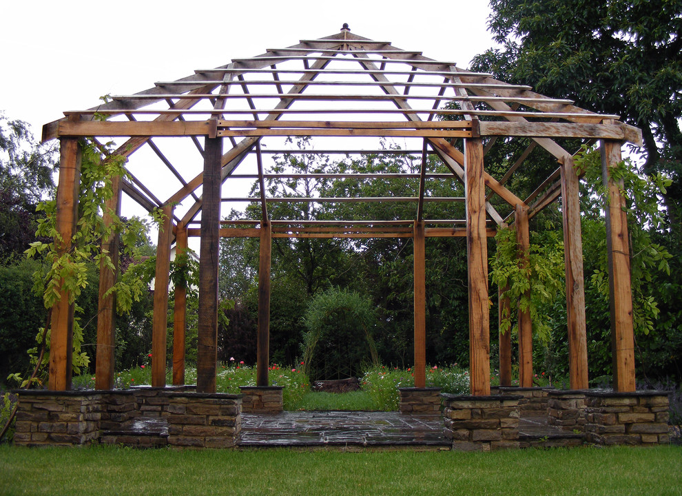 Réalisation d'un jardin tradition de taille moyenne et l'été avec une exposition partiellement ombragée.