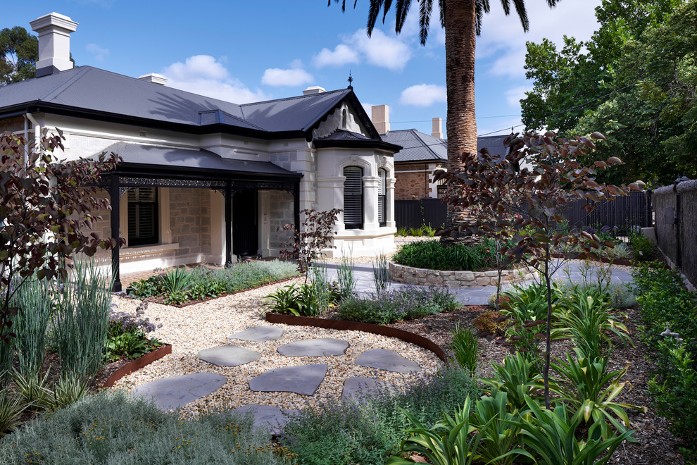 Стильный дизайн: участок и сад на переднем дворе в классическом стиле с садовой дорожкой или калиткой и покрытием из каменной брусчатки - последний тренд