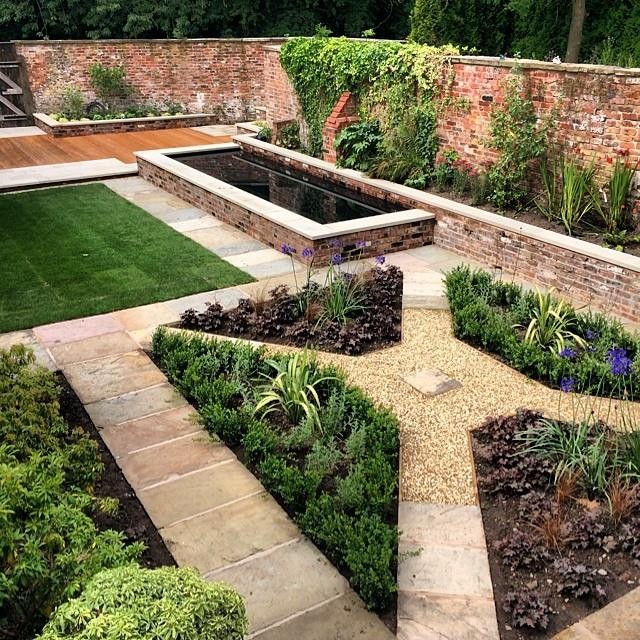 Inspiration pour un jardin traditionnel de taille moyenne avec des pavés en pierre naturelle et une exposition partiellement ombragée.