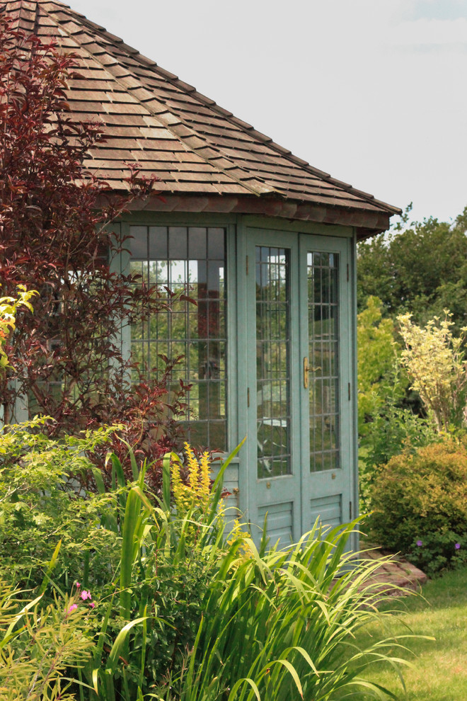 Klassischer Garten hinter dem Haus in Sussex