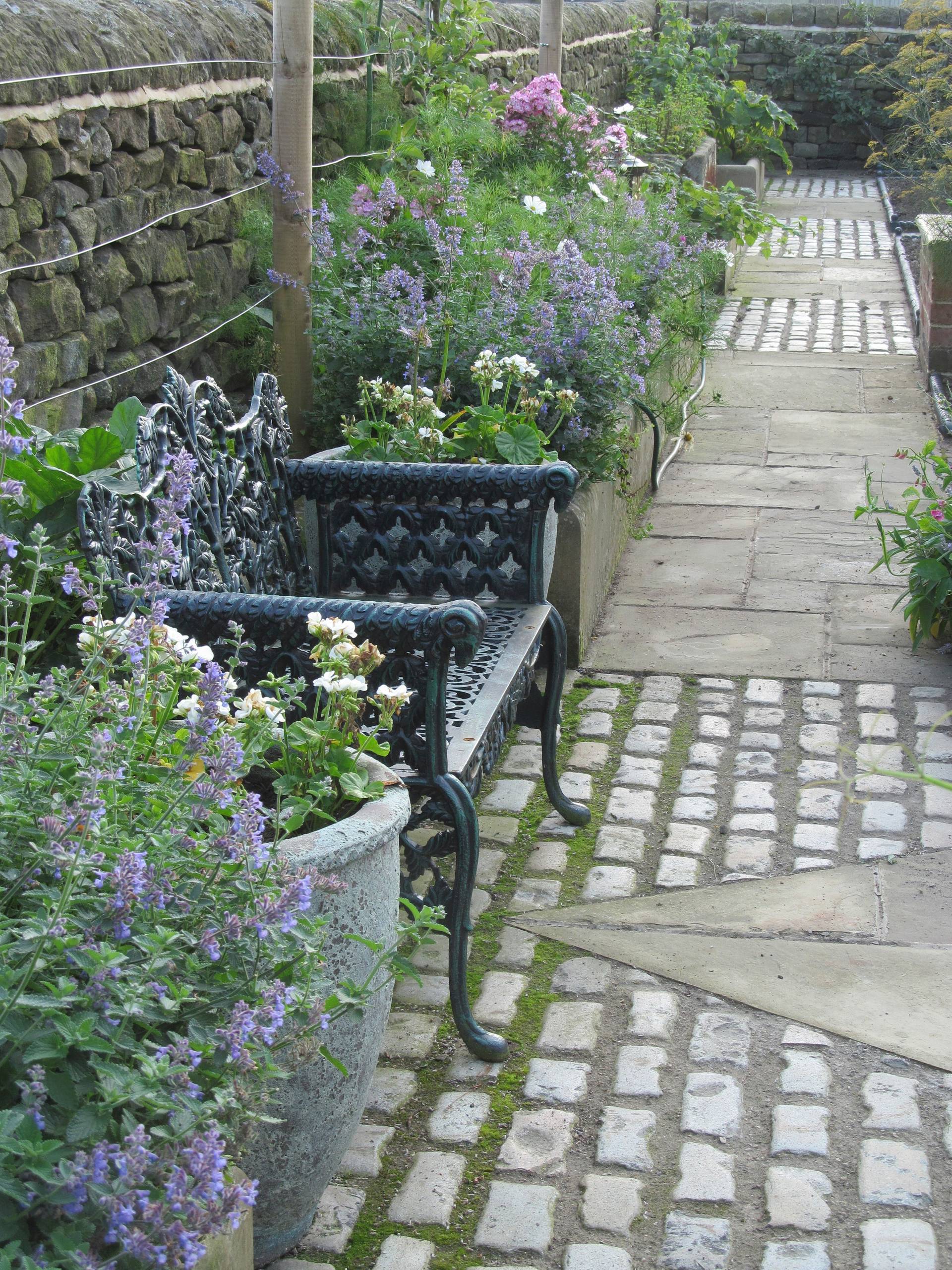 Красивые и функциональные садовые скамейки из разных материалов. Фото