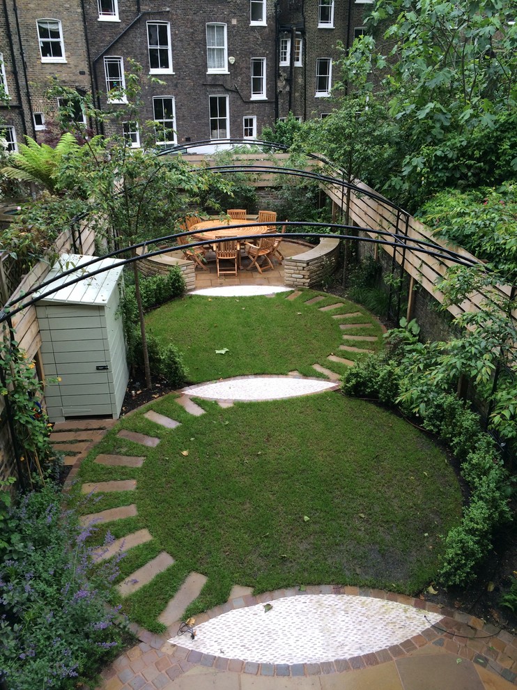 Immagine di un piccolo giardino formale classico dietro casa con un ingresso o sentiero e pavimentazioni in mattoni