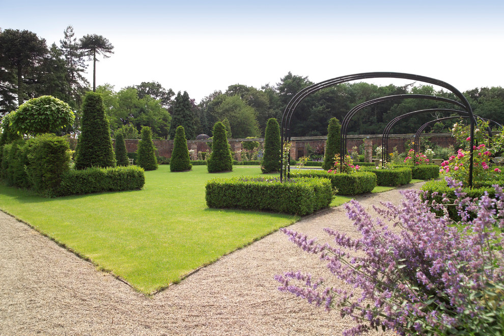 Idées déco pour un très grand jardin à la française classique avec une exposition ensoleillée et du gravier.