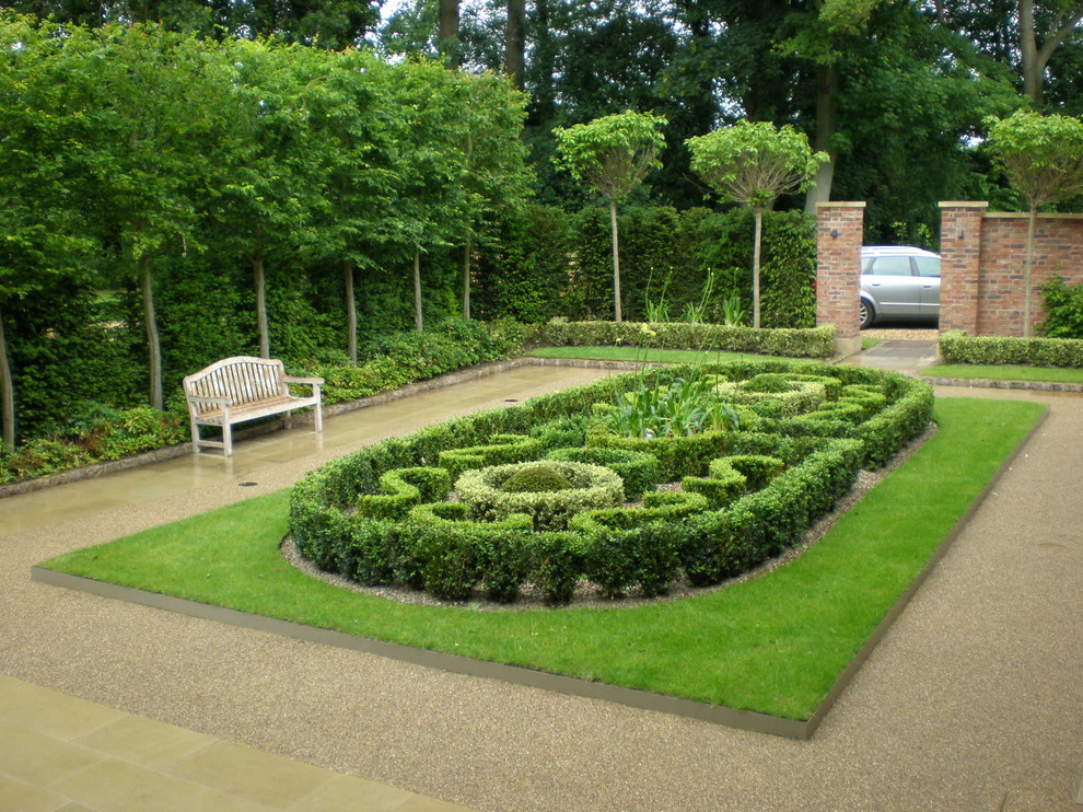 Идея дизайна: регулярный сад среднего размера на внутреннем дворе в классическом стиле