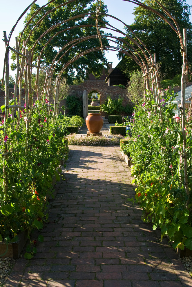 Ispirazione per un grande giardino formale american style esposto a mezz'ombra in cortile in estate con un ingresso o sentiero e pavimentazioni in mattoni
