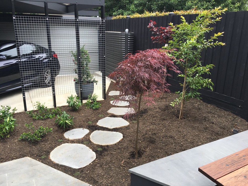Пример оригинального дизайна: маленький осенний участок и сад на заднем дворе в стиле фьюжн с полуденной тенью и покрытием из каменной брусчатки для на участке и в саду
