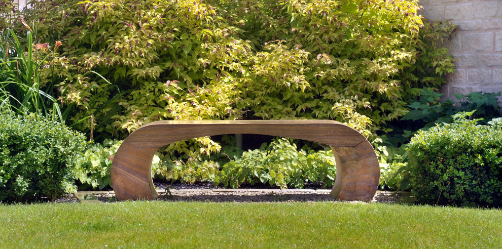 На фото: большой участок и сад на заднем дворе в стиле неоклассика (современная классика) с покрытием из гальки с