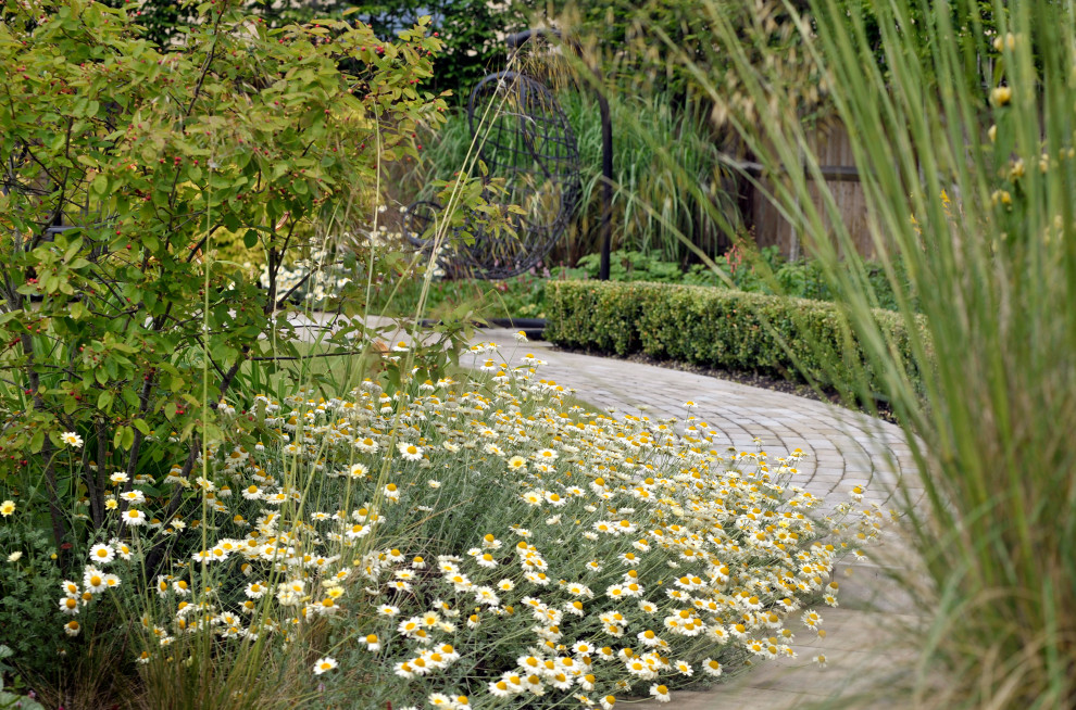 Großer Klassischer Garten hinter dem Haus mit Flusssteinen in Gloucestershire