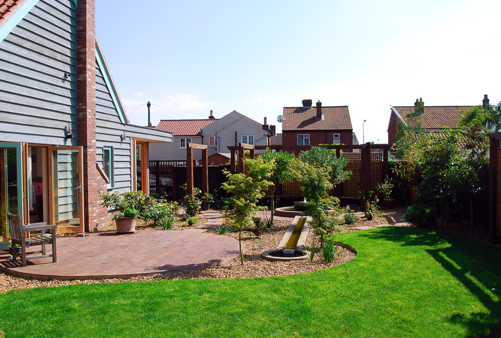Foto di un giardino di medie dimensioni e dietro casa con fontane e ghiaia