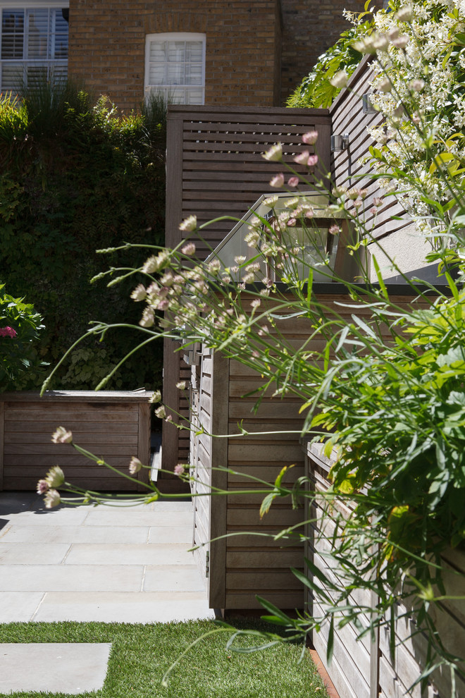 Modelo de jardín actual pequeño en verano en patio con exposición total al sol