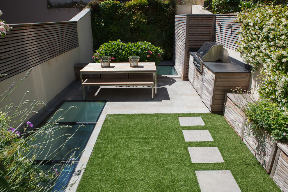 Immagine di un piccolo giardino minimal esposto in pieno sole in cortile in estate