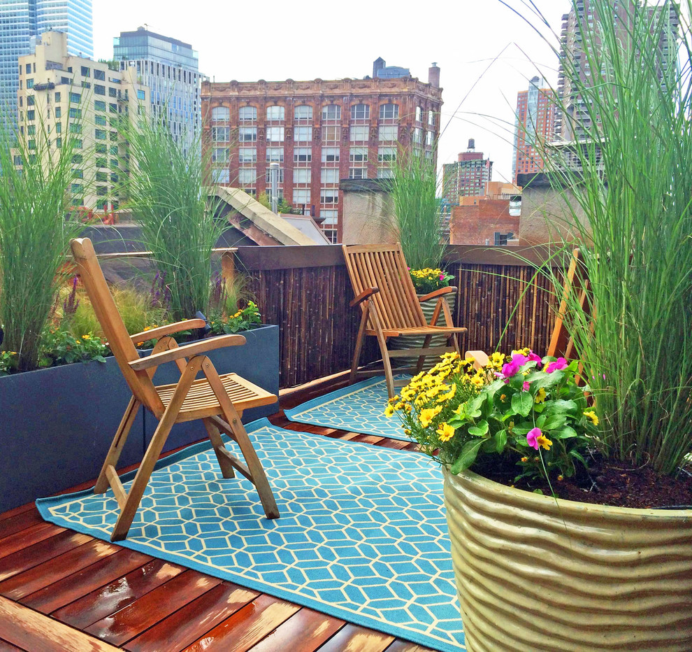 ニューヨークにある夏のコンテンポラリースタイルのおしゃれな屋上庭園 (コンテナガーデン、日向、デッキ材舗装) の写真