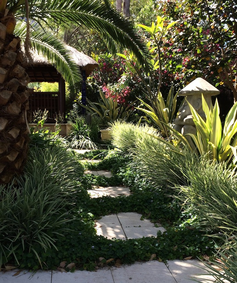 Ispirazione per un giardino design dietro casa con un ingresso o sentiero