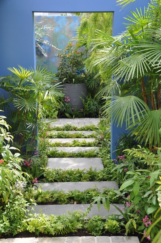 Стильный дизайн: маленький регулярный сад в современном стиле с мощением тротуарной плиткой для на участке и в саду - последний тренд